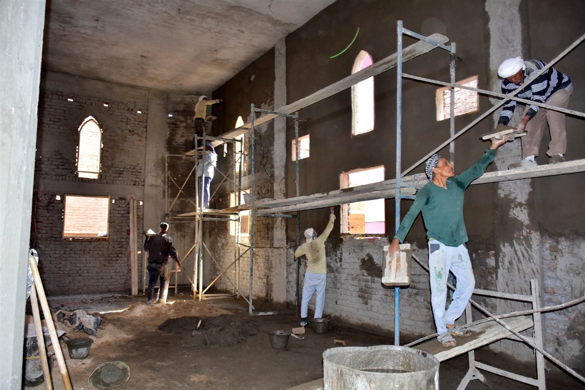 محافظ الأقصر يتفقد أعمال اعادة بناء المسجد العمري