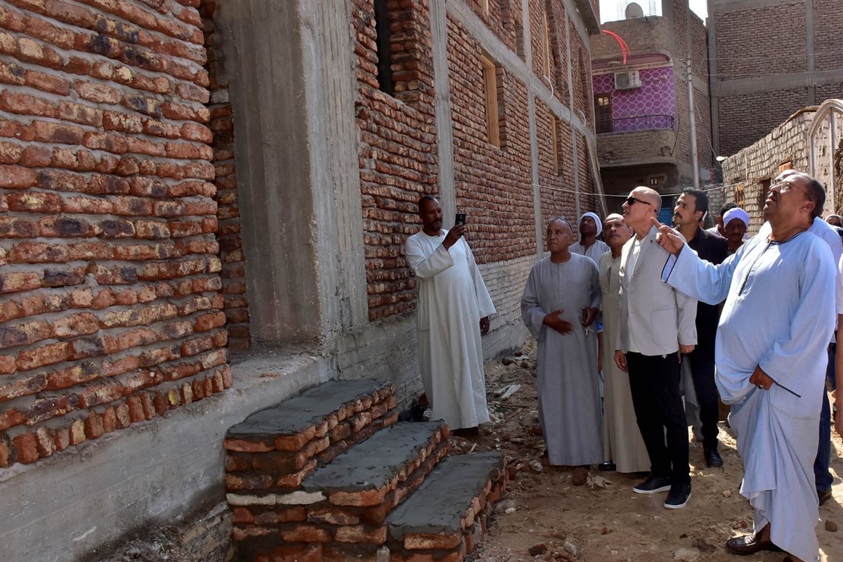 محافظ الأقصر يتفقد أعمال اعادة بناء المسجد العمري