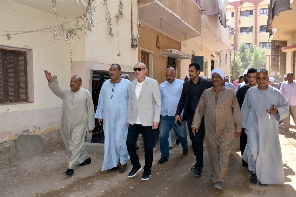 محافظ الأقصر يتفقد أعمال اعادة بناء المسجد العمري