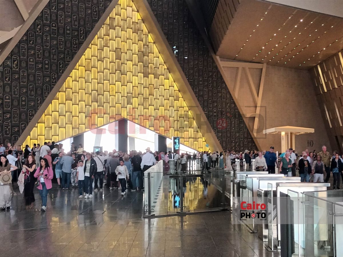 إقبال حاشد من الزائرين على المتحف المصري الكبير