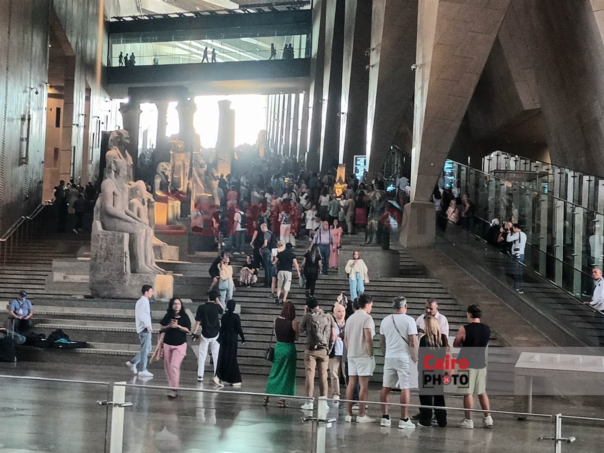 إقبال حاشد من الزائرين على المتحف المصري الكبير