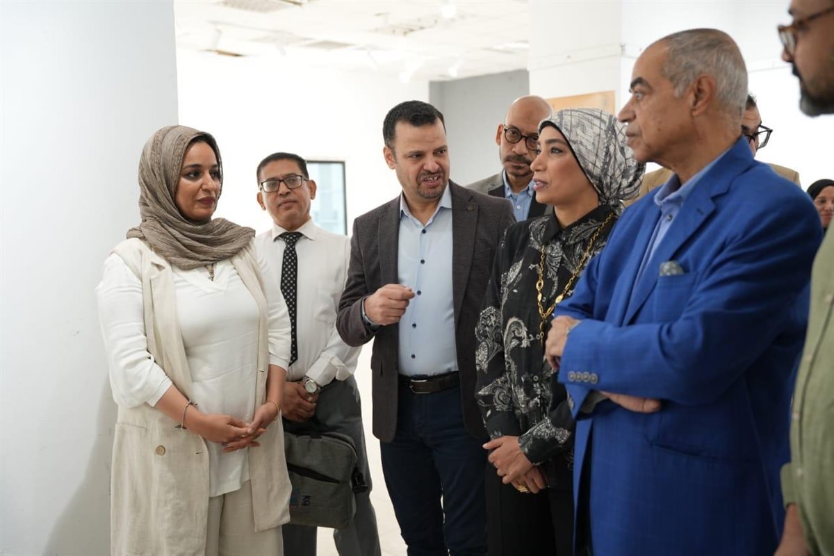 رئيس جامعة الاقصر تفتتح معارض الجامعة 