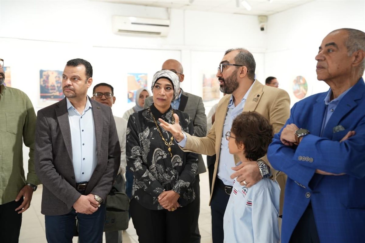 رئيس جامعة الاقصر تفتتح معارض الجامعة 