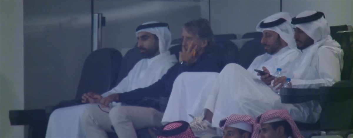 <strong>المدرب الإيطالي روبرتو مانشيني يتابع مباراة السد القطري والأهلي السعودي في دوري أبطال آسيا للنخبة</strong>