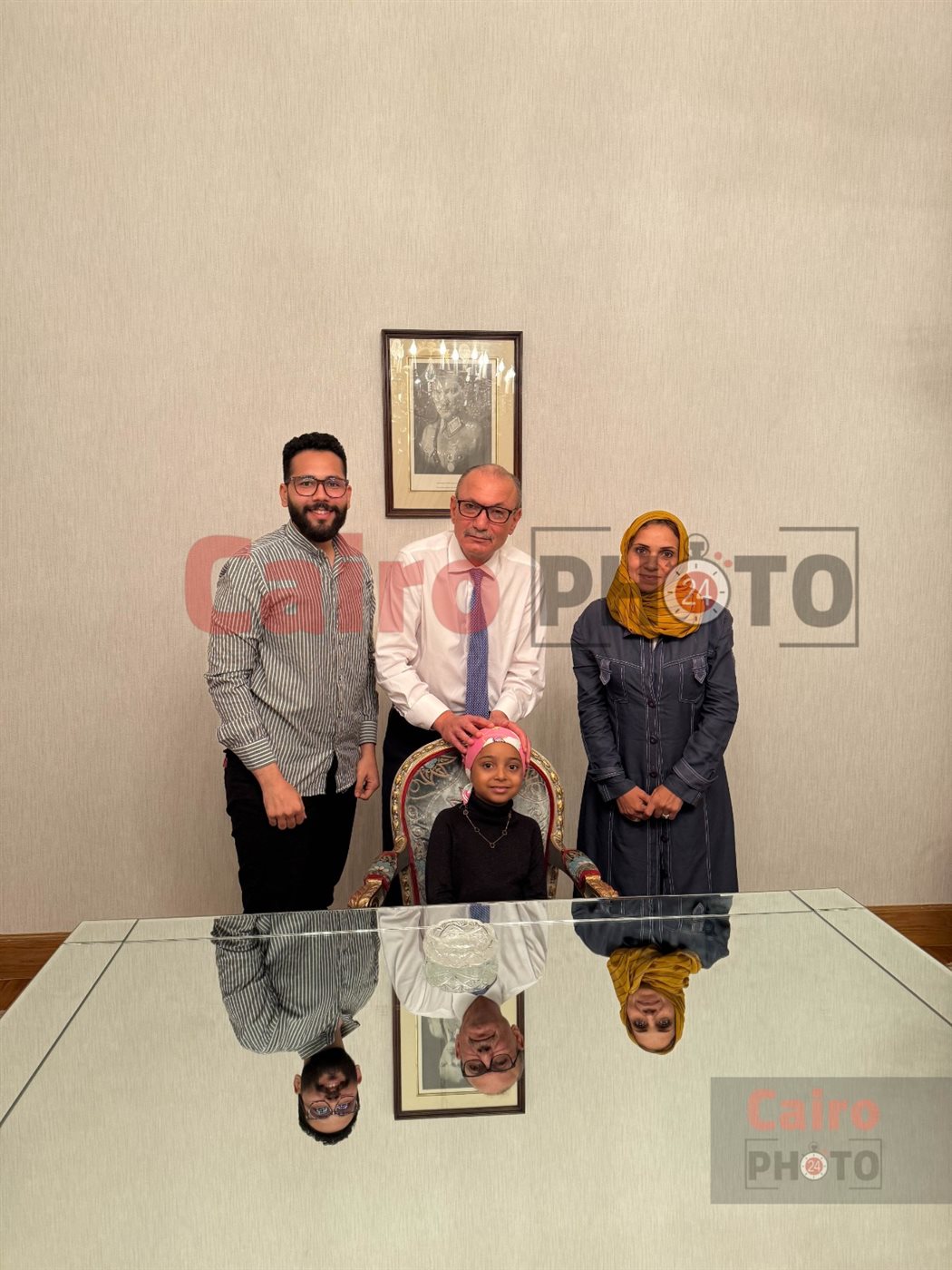  السفير التركي صالح موطلو شن مع الطفلة ليلى محاربة السرطان 