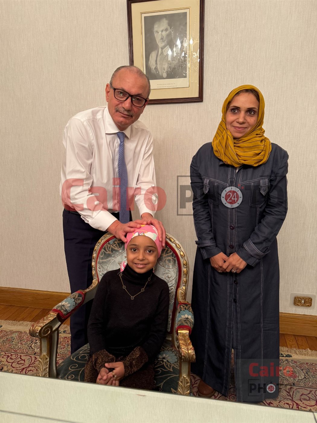  السفير التركي صالح موطلو شن مع الطفلة ليلى محاربة السرطان 