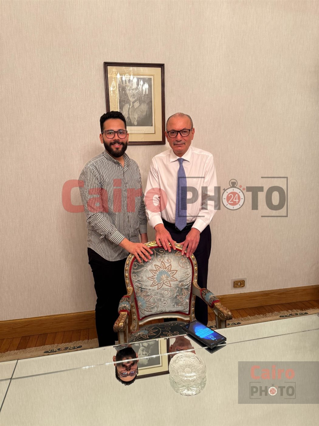  السفير التركي صالح موطلو شن مع الطفلة ليلى محاربة السرطان 