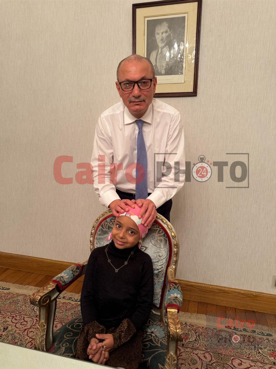  السفير التركي صالح موطلو شن مع الطفلة ليلى محاربة السرطان 