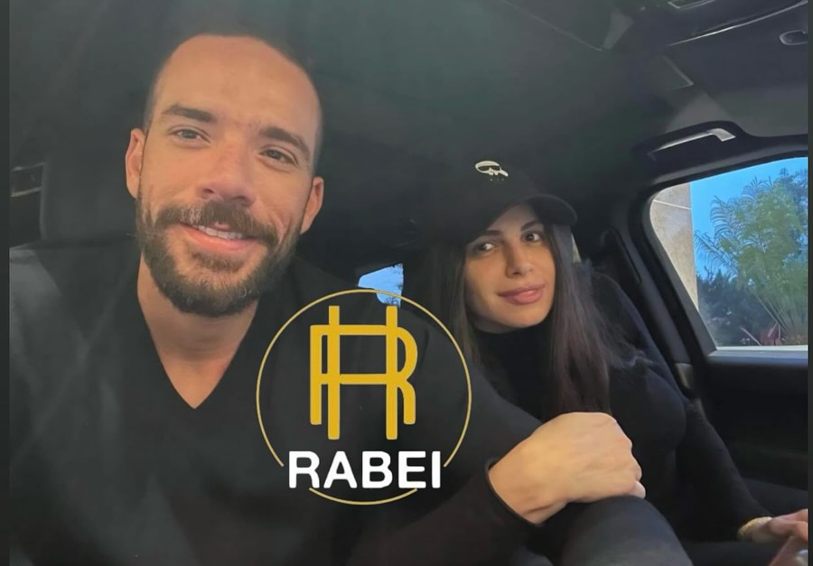 ربيع هنيدي ينشر صور جديدة لـ أمال ماهر وزوجها