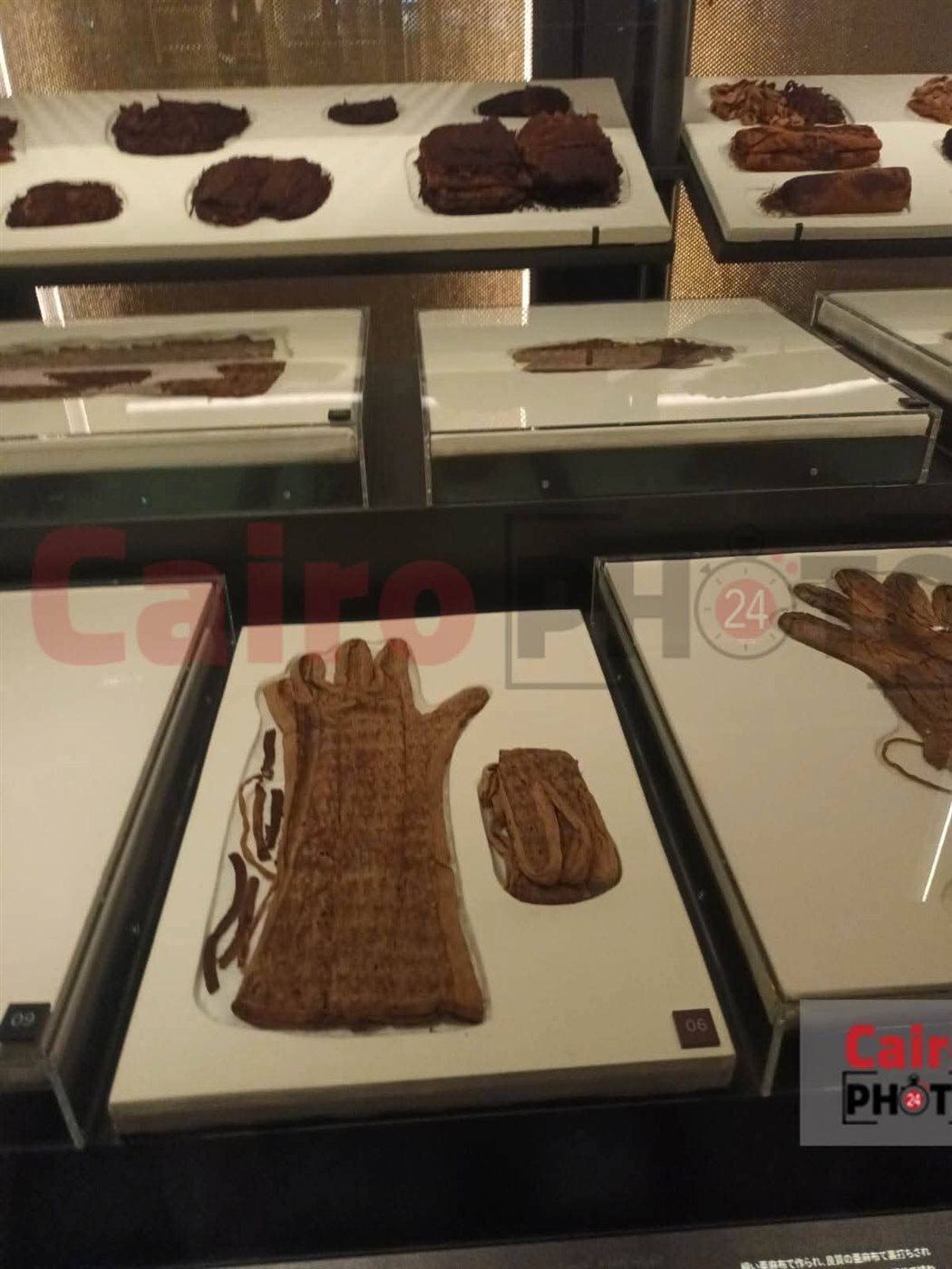 <strong>قفازات وجوارب توت عنخ آمون</strong>