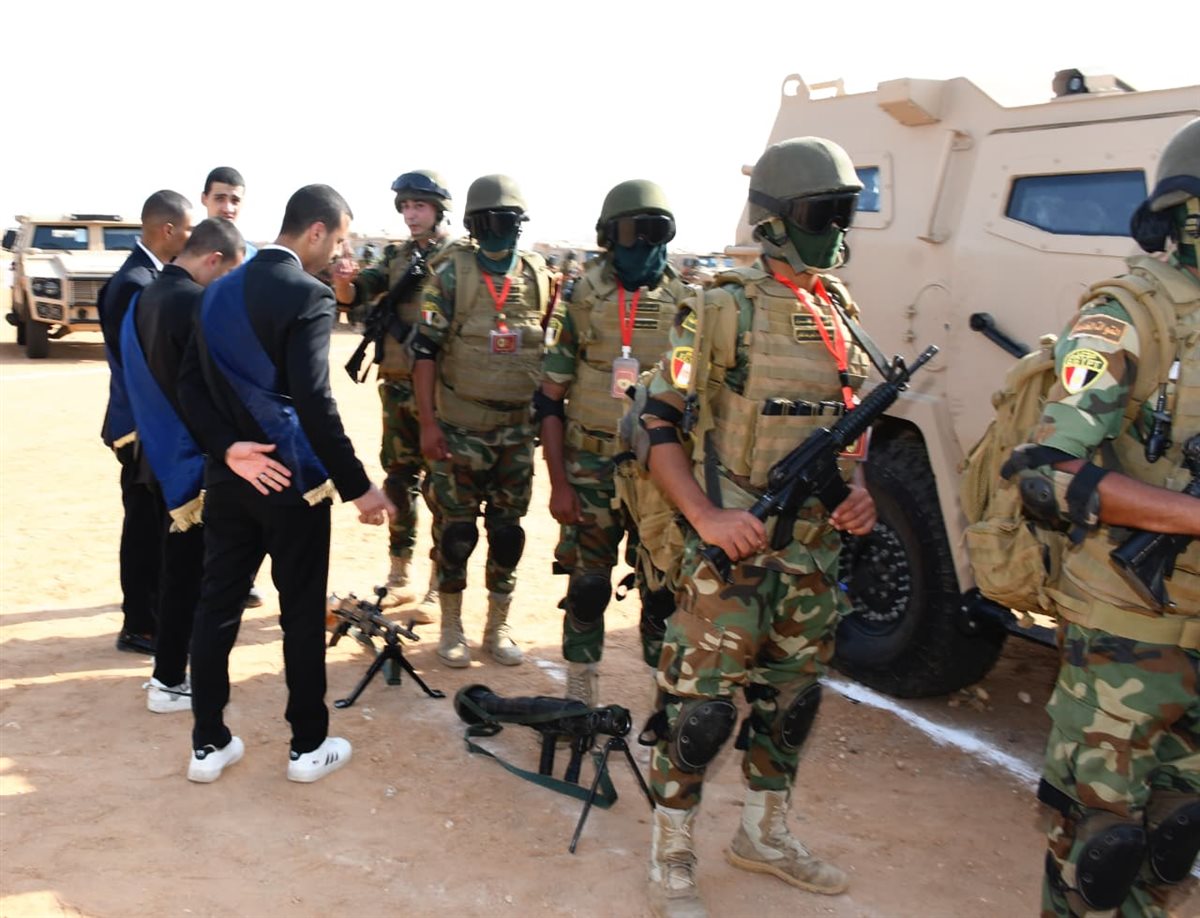  وزير الدفاع يشهد إجراءات تفتيش الحرب لأحد تشكيلات المنطقة المركزية العسكرية  