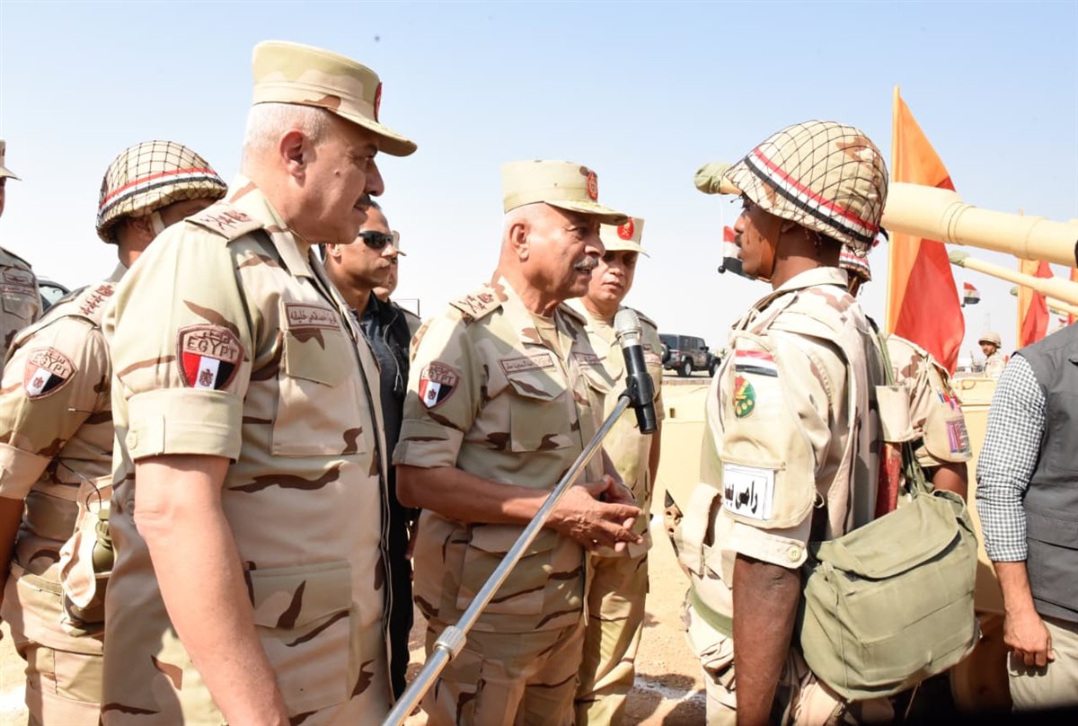  وزير الدفاع يشهد إجراءات تفتيش الحرب لأحد تشكيلات المنطقة المركزية العسكرية  