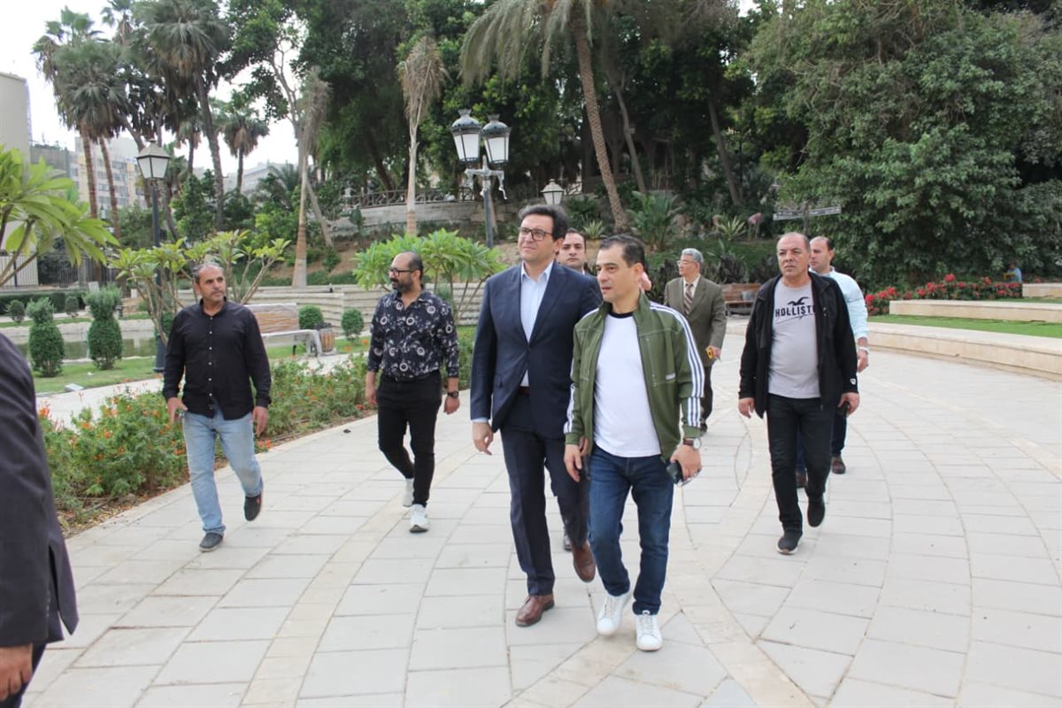 الوزير يتفقد الحديقة