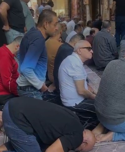 السبكي ومحمد لطفي أول الحضور لمسجد السراج المنير لإداء صلاة الجنازة على السيناريست أحمد عبد الله