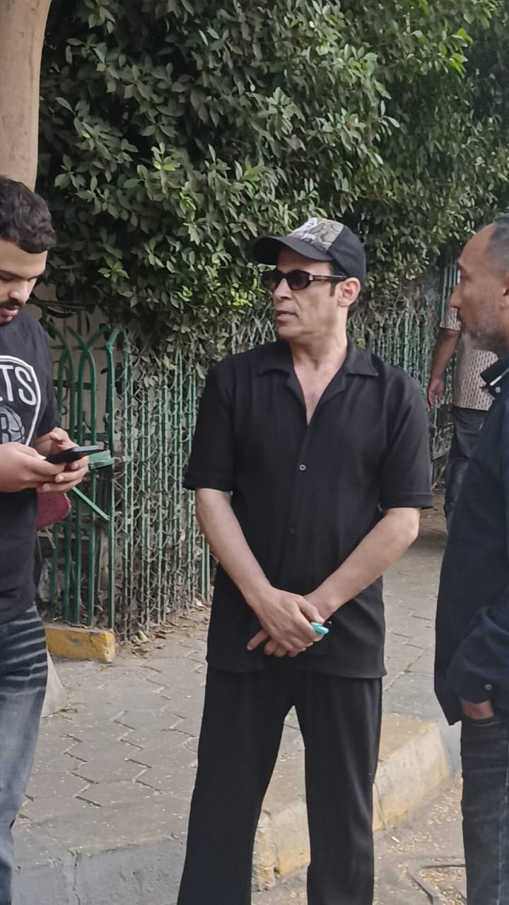 سعد الصغير أول الحضور لمسجد السراج المنير لإداء صلاة الجنازة على السيناريست أحمد عبد الله