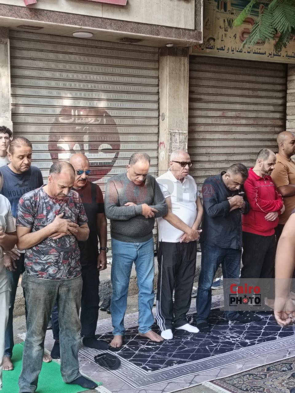 السبكي ومحمد لطفي أول الحضور لمسجد السراج المنير لإداء صلاة الجنازة على السيناريست أحمد عبد الله