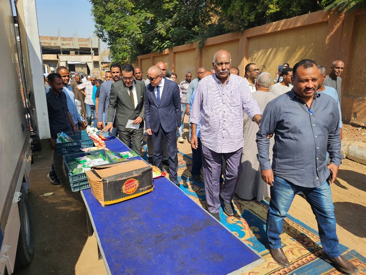 محافظ الأقصر يفتتح سوق اليوم الواحد 