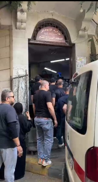 أغماء وانهيار  أحد أفراد أسرة السيناريست أحمد عبد الله عند وصول جثمانه إلى مسجد السراج المنير