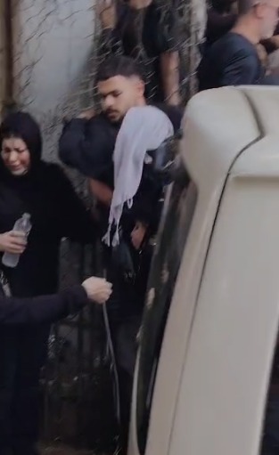 أغماء وانهيار  أحد أفراد أسرة السيناريست أحمد عبد الله عند وصول جثمانه إلى مسجد السراج المنير