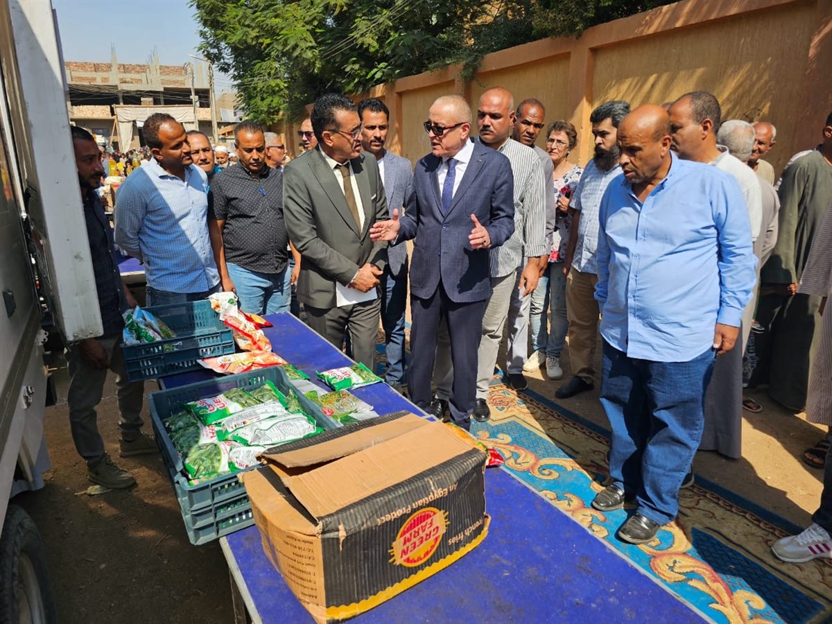 محافظ الأقصر يفتتح سوق اليوم الواحد 