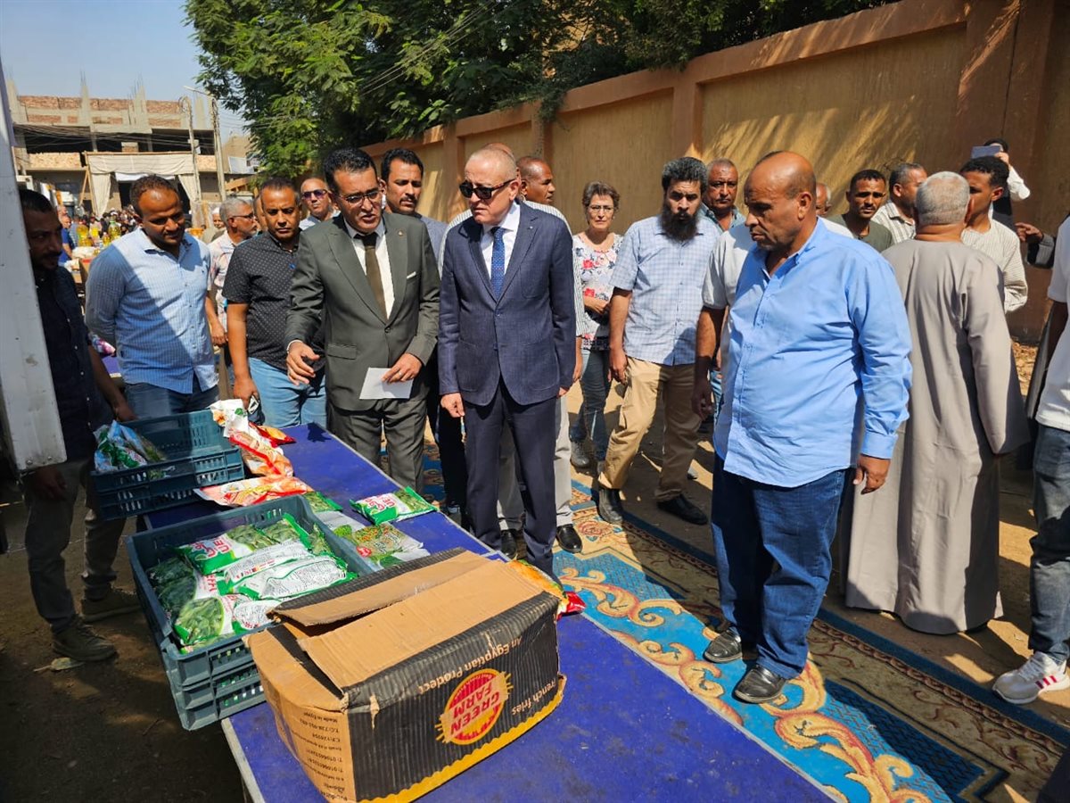 محافظ الأقصر يفتتح سوق اليوم الواحد 