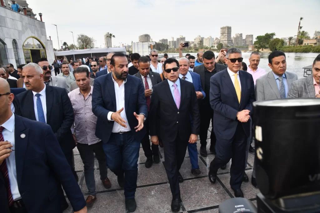 جولة لوزير الشباب والرياضة 