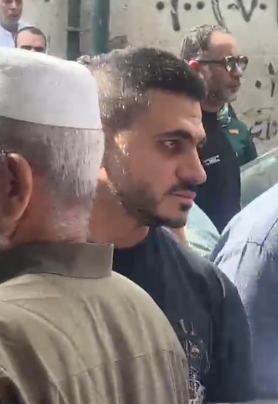  بكاء  كريم السبكي أثناء تشييع جثمان السيناريست أحمد عبد الله من مسجد السراج المنير