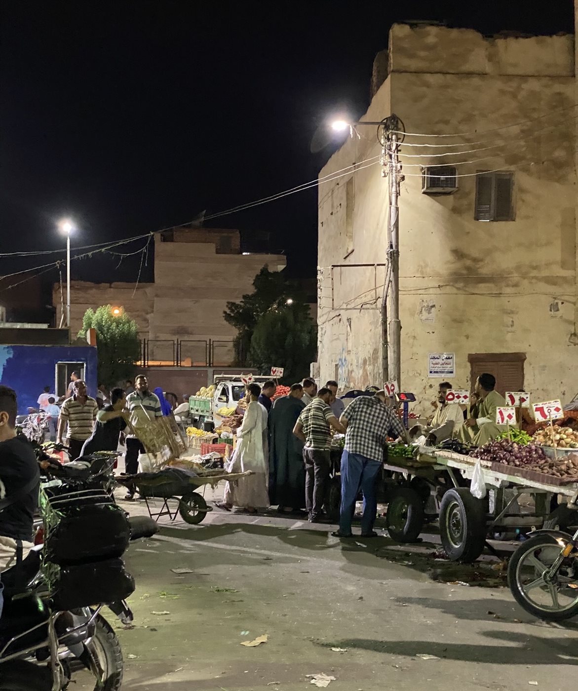 إغلاق الشوارع المحيطة بالسوق من الباعة الجائلين