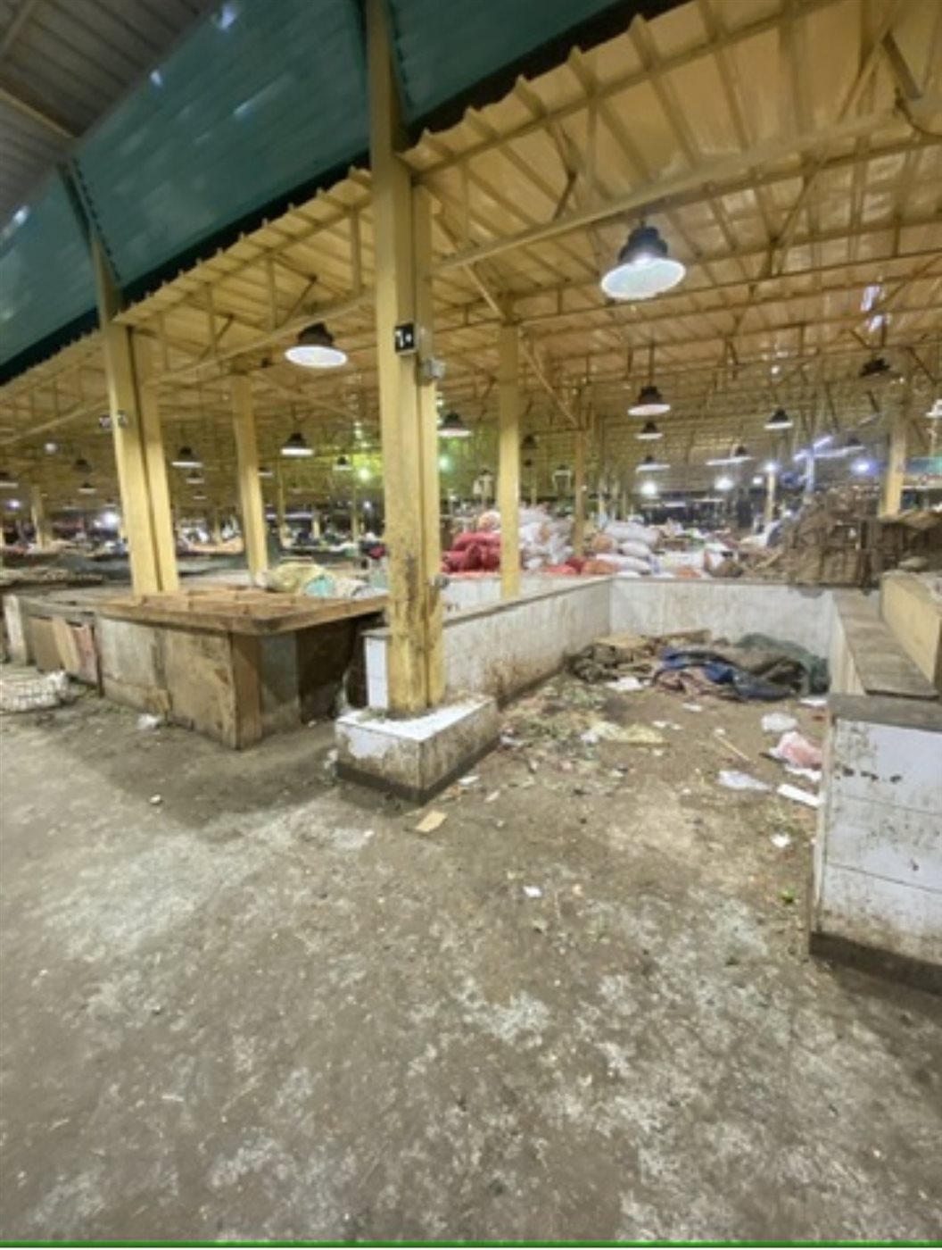 باكيات السوق داخلة خاوية بعد هجر البائعين