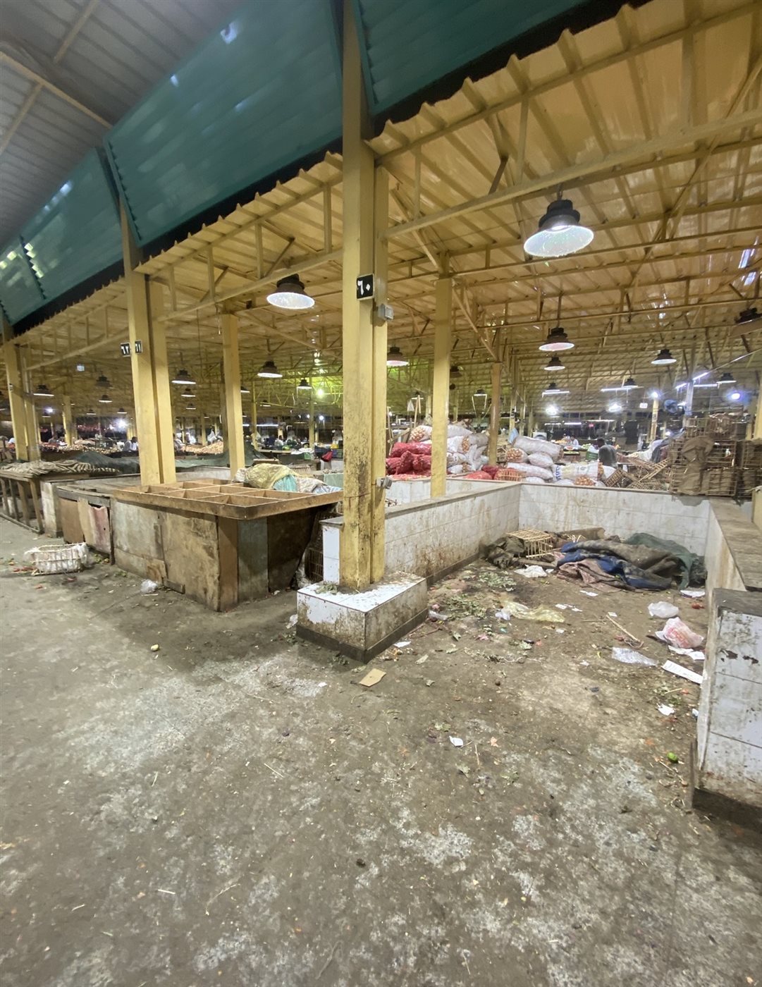 باكيات السوق داخلة خاوية بعد هجر البائعين