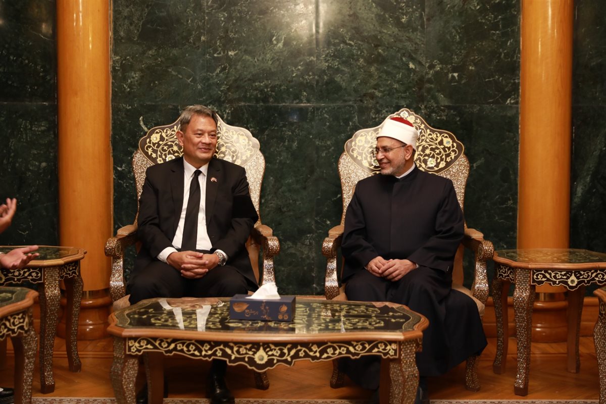 رئيس جامعة الأزهر يشهد احتفالية تخريج أبناء تايلاند ويؤكد: هم نماذج مشرقة تحمل أمانة نشر المنهج الوسطي المعتدل