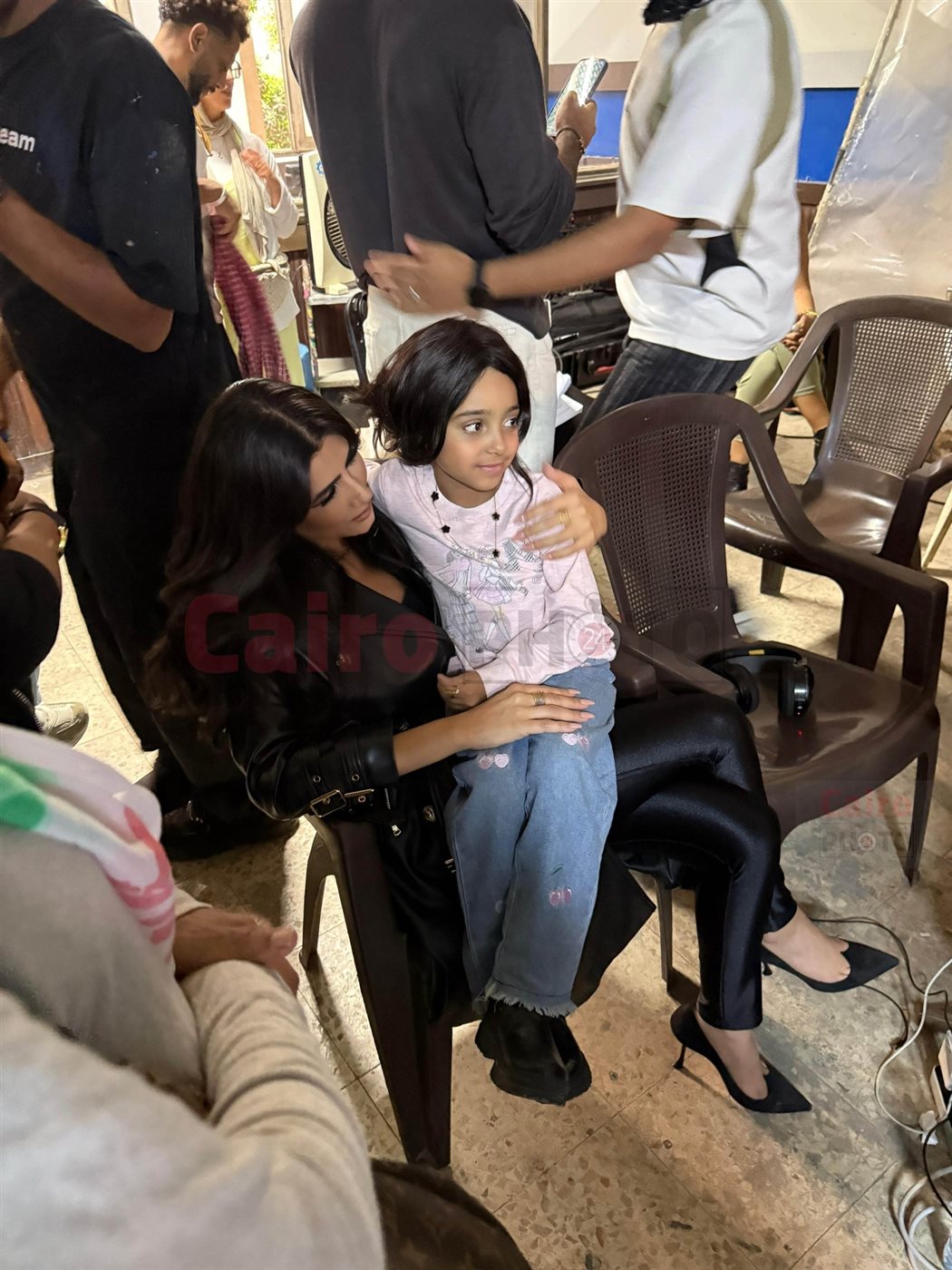 مي عمر وأحمد العوضي يحققان أمنية الطفلة ليلى محاربة السرطان