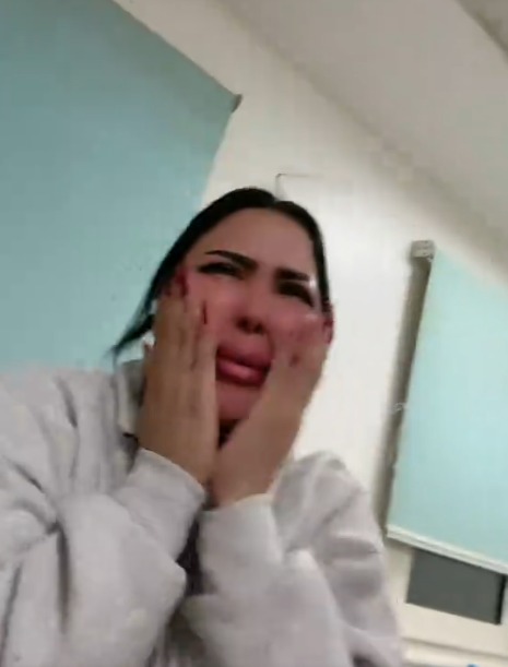 انهيار زوجة إسماعيل الليثي لحظة وصولها المستشفى بعد تعرضه لحادث سير مروع