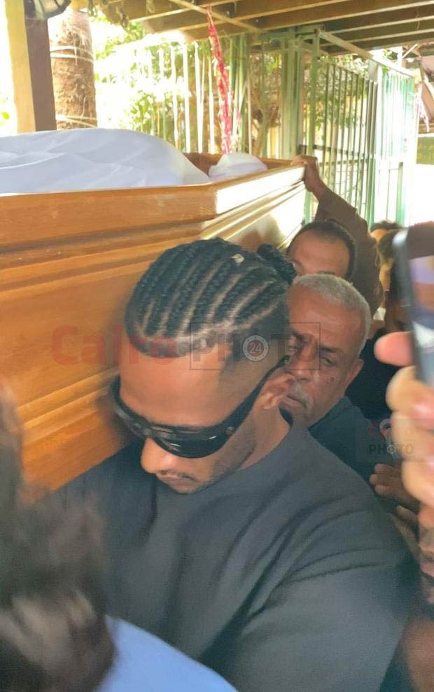 وصول جثمان والد محمد رمضان إلى مسجد مصطفى محمود لأداء صلاة الجنازة