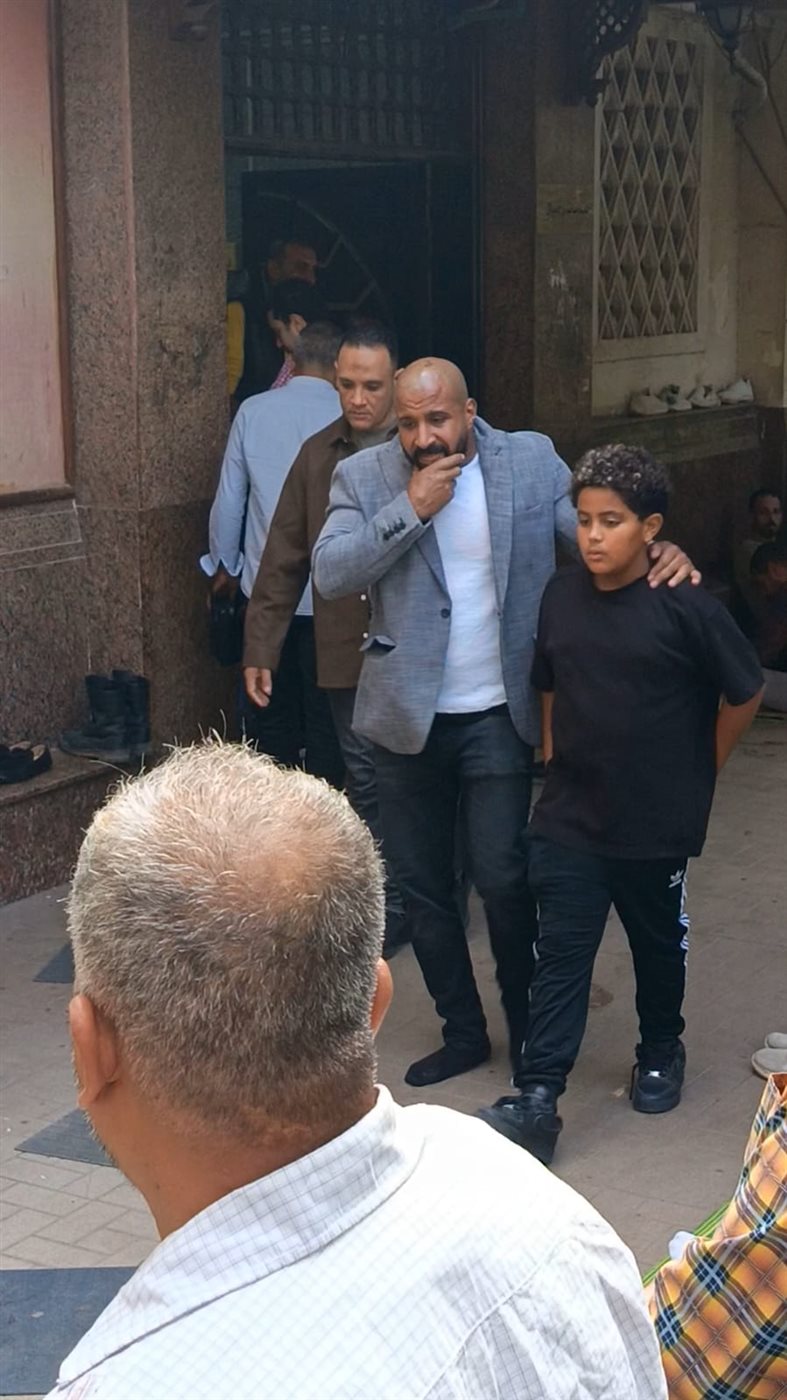 زوجة شقيق محمد رمضان وابنته تصلان إلى مسجد مصطفى محمود لأداء صلاة الجنازة على والد الفنان