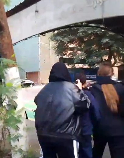 زوجة شقيق محمد رمضان وابنته تصلان إلى مسجد مصطفى محمود لأداء صلاة الجنازة على والد الفنان