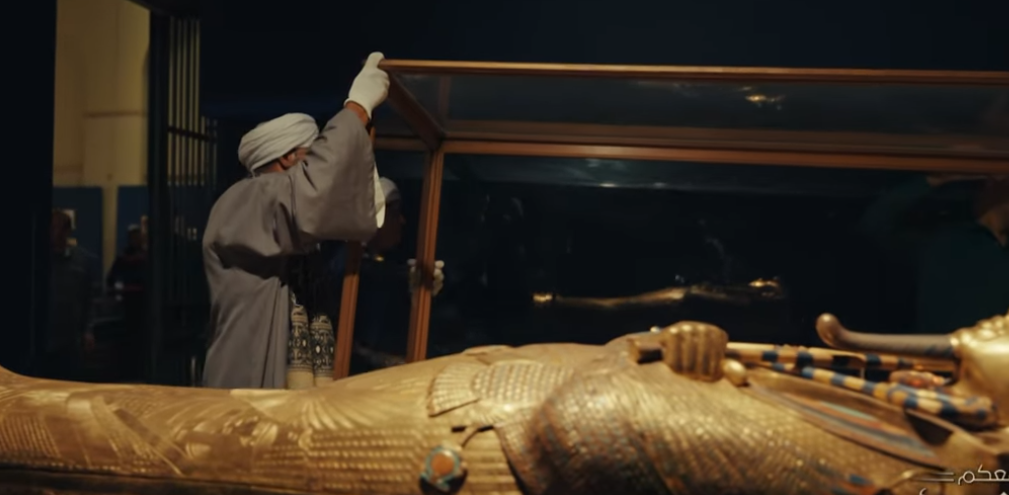 <strong> نقل قناع توت عنخ آمون </strong>