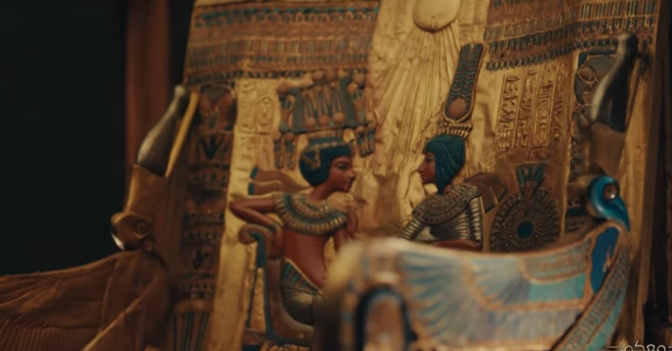 <strong> نقل قناع توت عنخ آمون </strong>