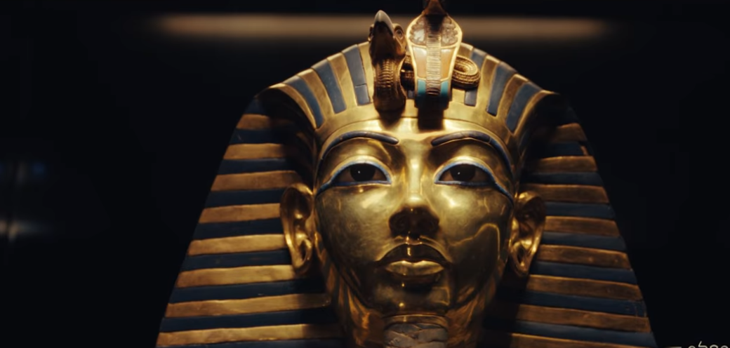 <strong> نقل قناع توت عنخ آمون </strong>