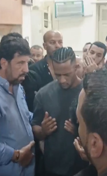 محمد رمضان يبكي ويدعو لوالده أثناء وداعه من المسجد إلى مثواه الأخير