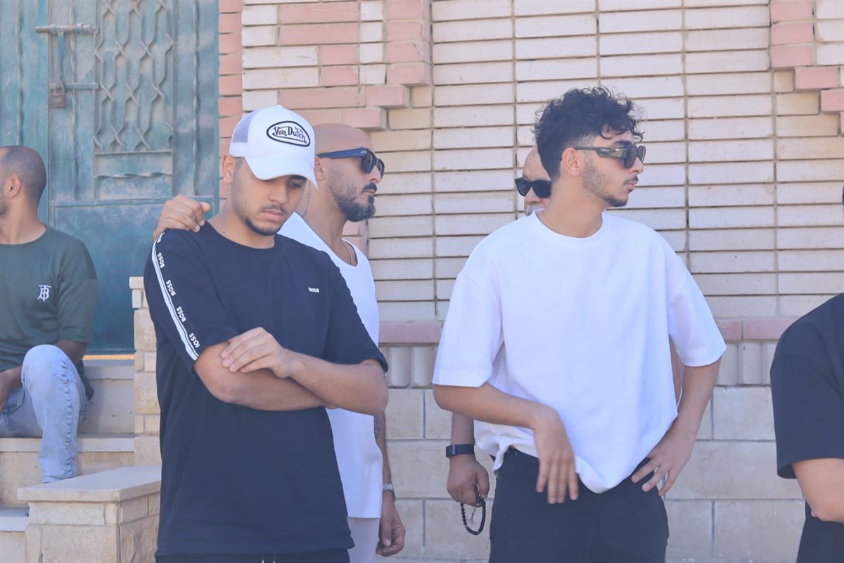 <strong>أشرف زكي وحسام الحسيني في المقابر لمساندة محمد رمضان وإلقاء نظرة الوداع الأخيرة على والده</strong>