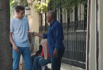 يوتيوبر أجنبي يُشيد بأمانة مسن مصري مسن أعاد له المال خلال تجربة لاختبار أمانة الشعب المصري