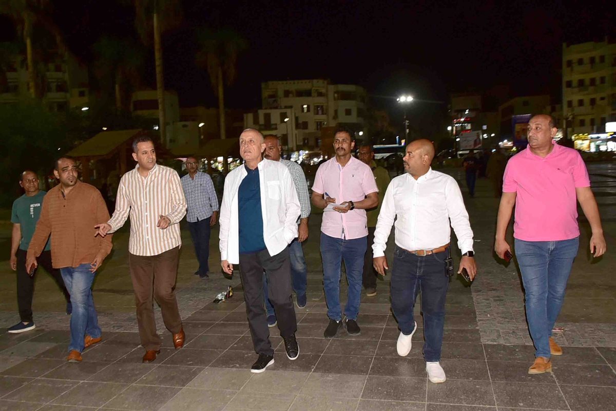 جولة ليلية بالسوق السياحي لمحافظ الأقصر 