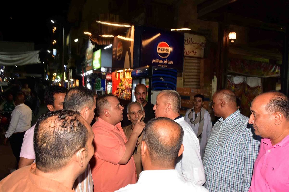 جولة ليلية بالسوق السياحي لمحافظ الأقصر 