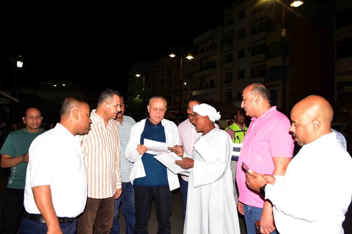 جولة ليلية بالسوق السياحي لمحافظ الأقصر 