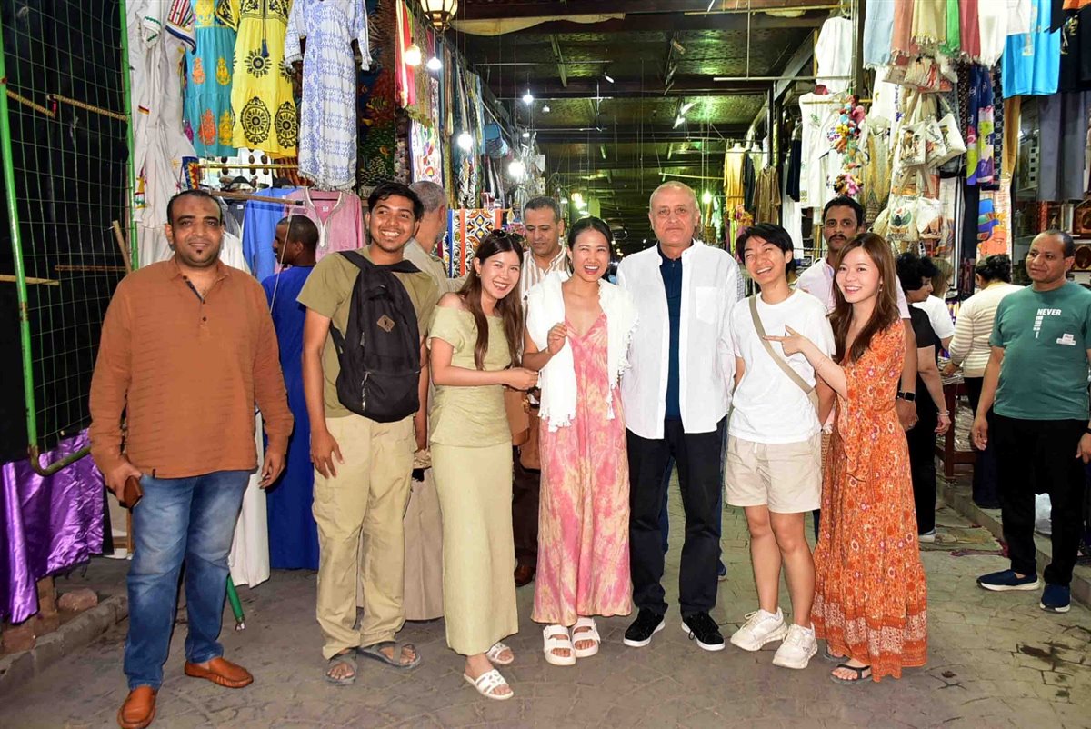 جولة ليلية بالسوق السياحي لمحافظ الأقصر 