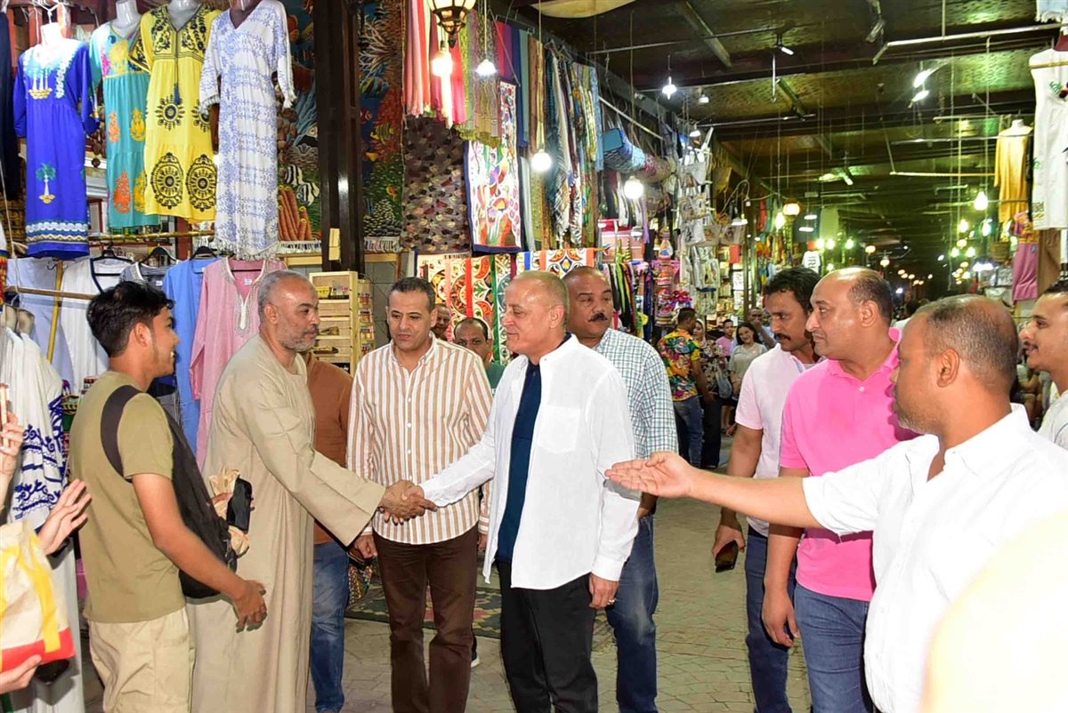 جولة ليلية بالسوق السياحي لمحافظ الأقصر 