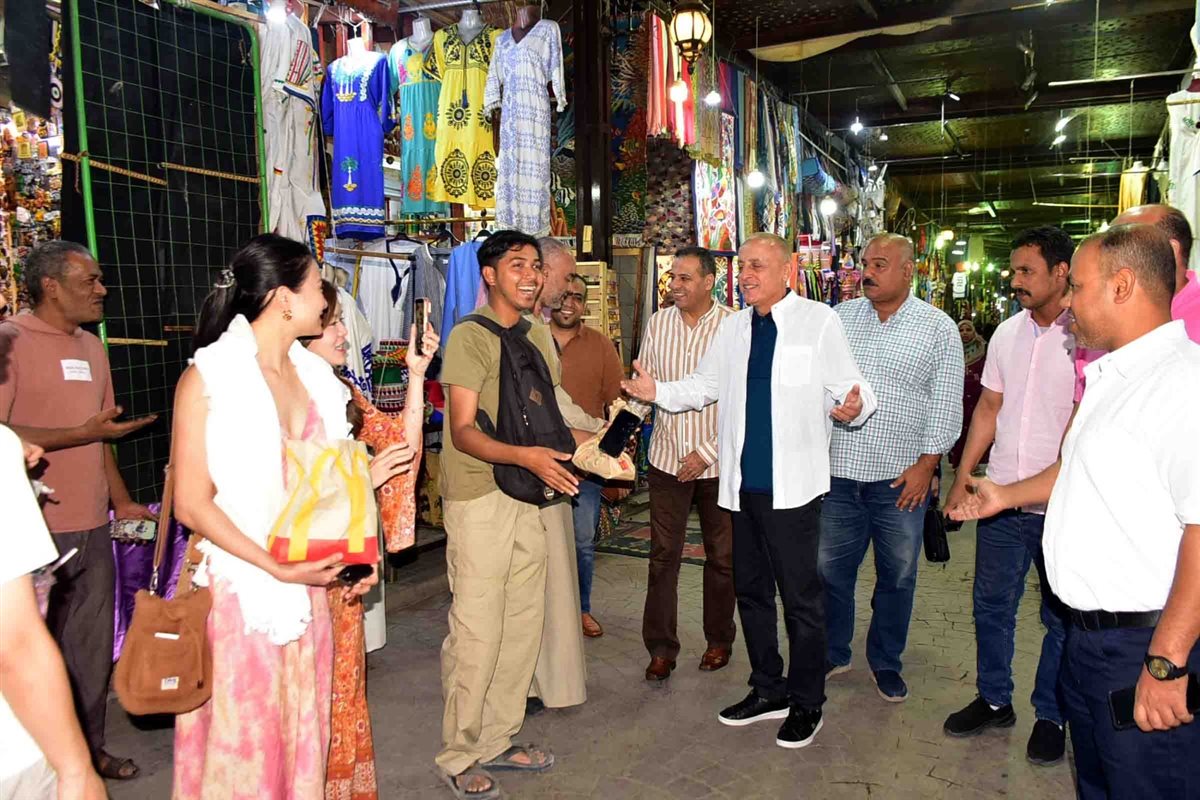 جولة ليلية بالسوق السياحي لمحافظ الأقصر 