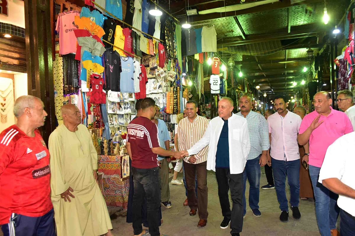 جولة ليلية بالسوق السياحي لمحافظ الأقصر 