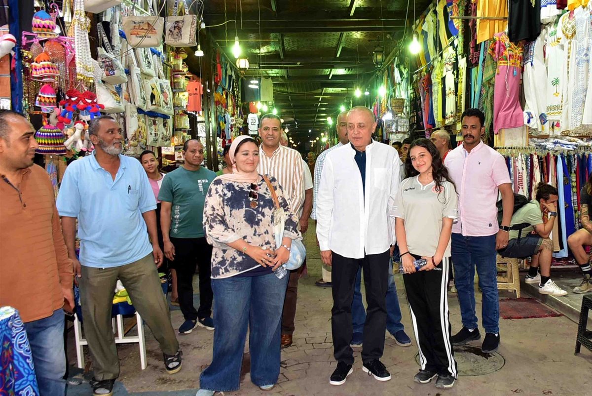 جولة ليلية بالسوق السياحي لمحافظ الأقصر 